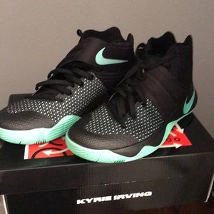 Kyrie 2 10.5  really good condition